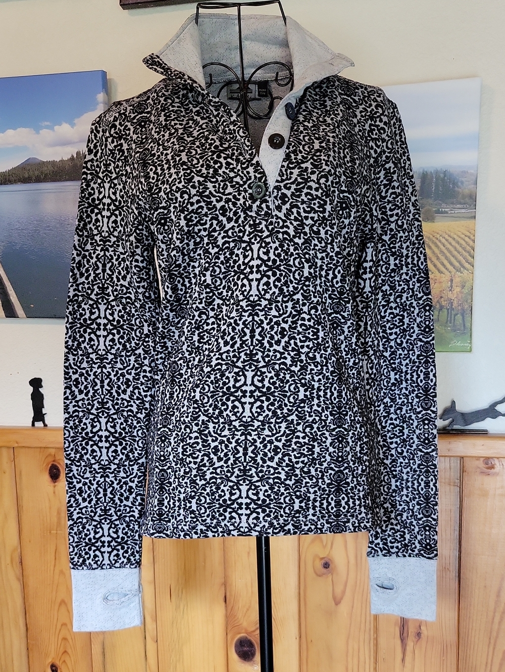 Kavu Black and Light Gray Patterned Henley Pullover